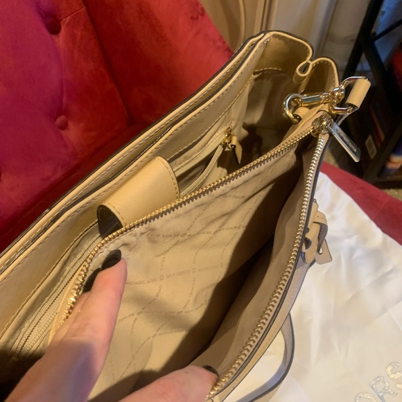 Micheal Kors handbag in gorgeous, versatile beige color with dust bag - Picture 7 of 10